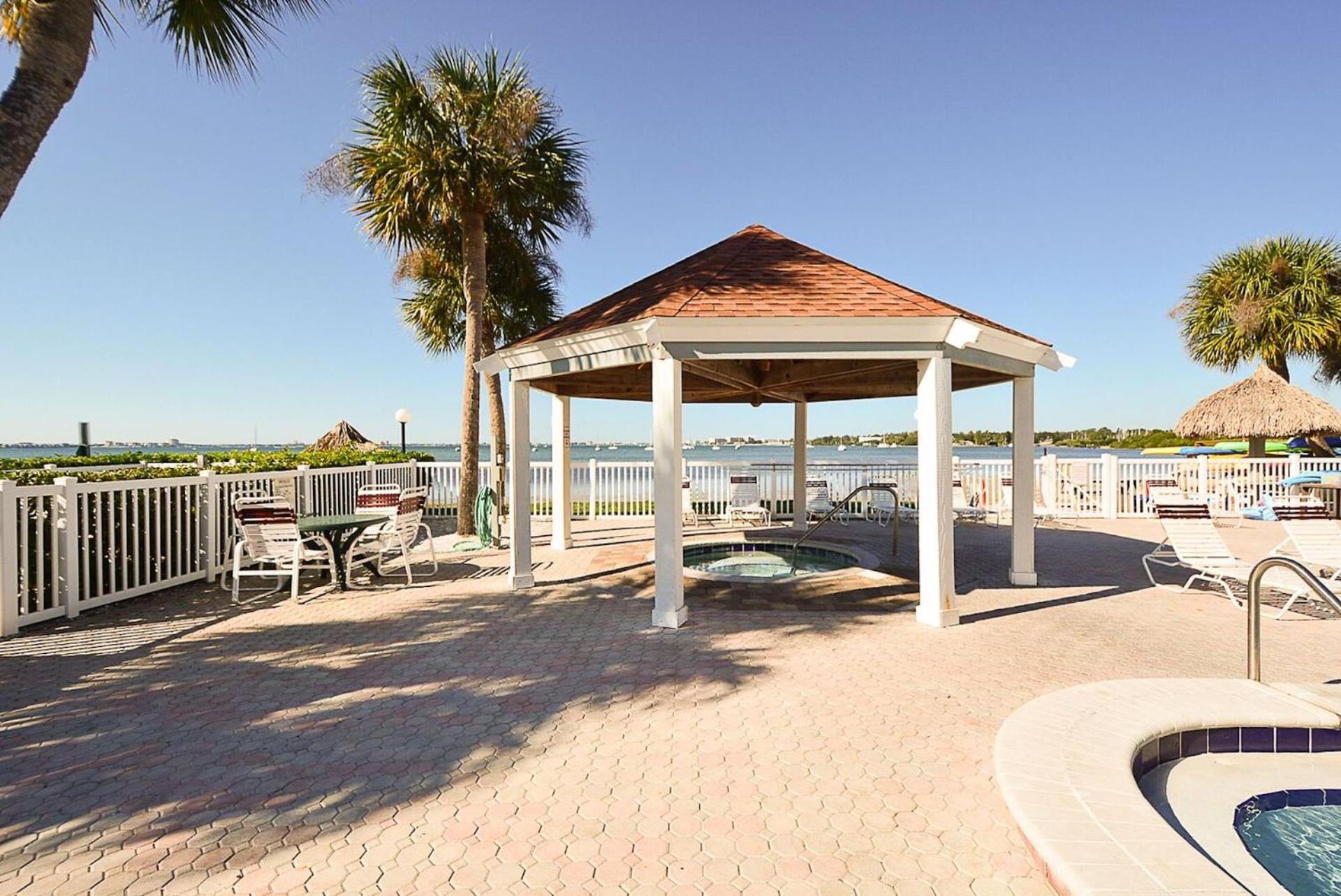 Affordable Two Bedroom Tropical Condo - Private Beach, Pools, Hot Tub San Petersburgo Exterior foto