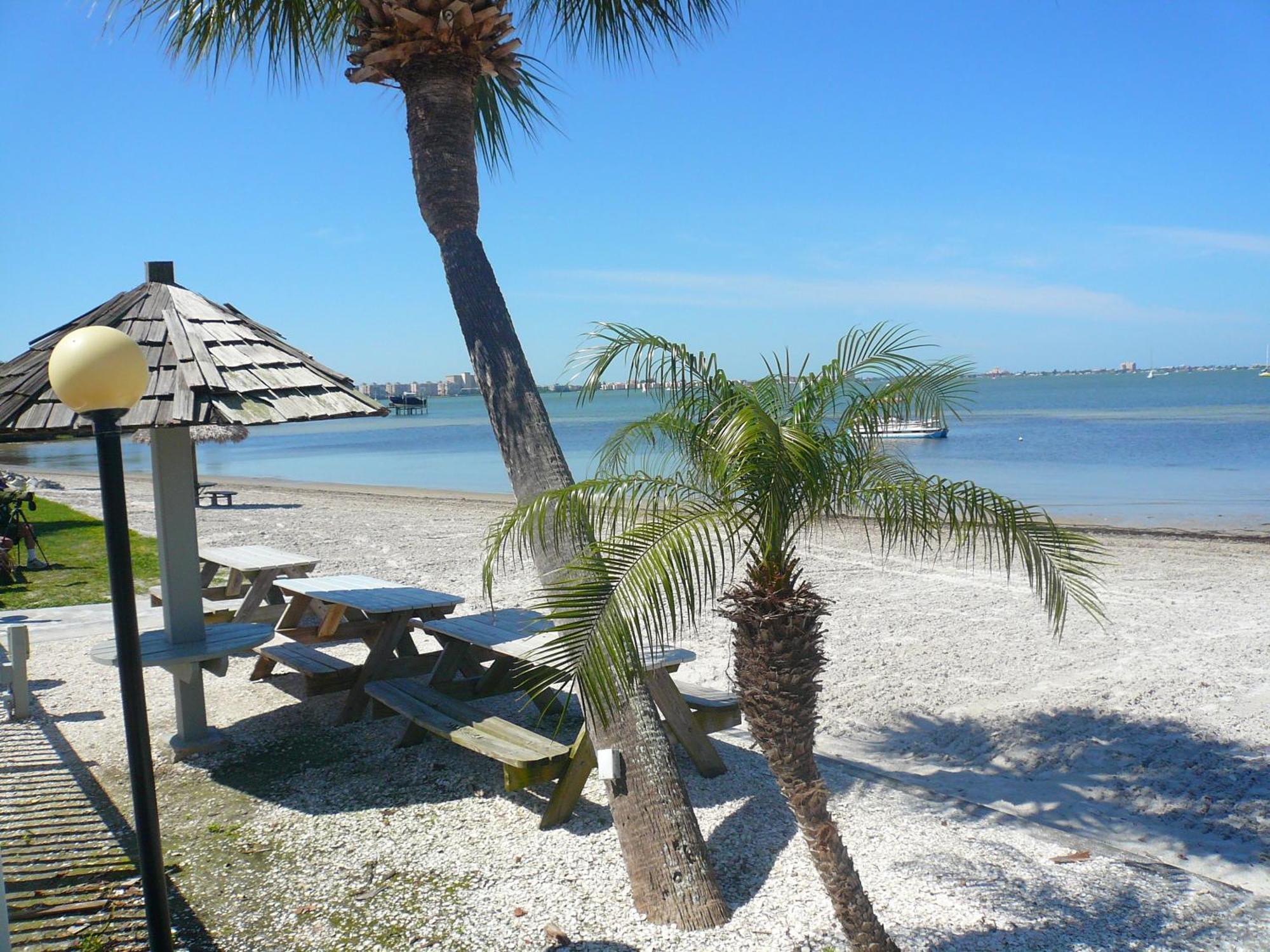 Affordable Two Bedroom Tropical Condo - Private Beach, Pools, Hot Tub San Petersburgo Exterior foto