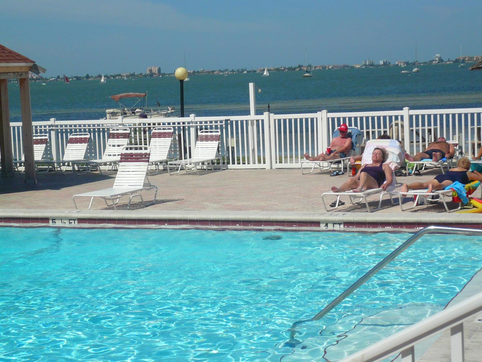 Affordable Two Bedroom Tropical Condo - Private Beach, Pools, Hot Tub San Petersburgo Exterior foto